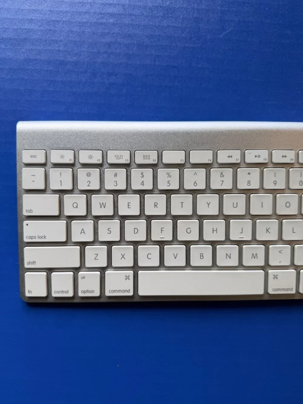 Apple A1314 Wireless Keyboard MC184LL/A White Keys Aluminum Metal Base 2 AA
